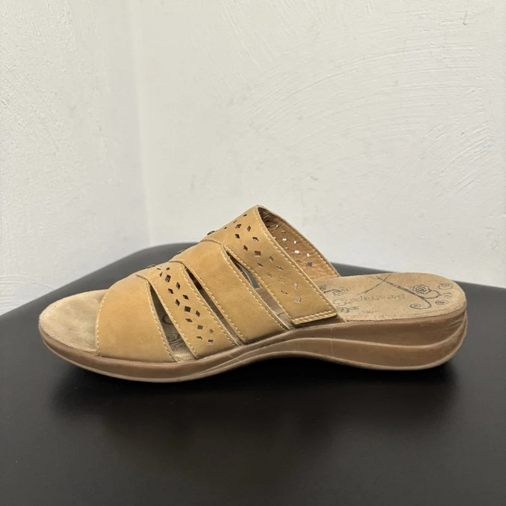 Baretraps Women's Jacalyn Tan Wedge‎ Sandals Size 8W Casual Slip On Shoes